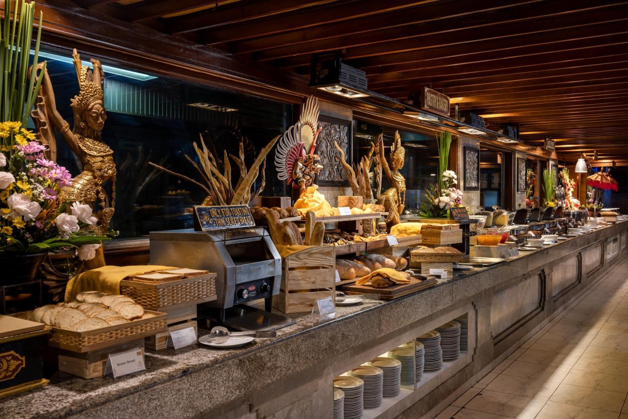 Prama Sanur Beach Bali Екстериор снимка A buffet at a hotel